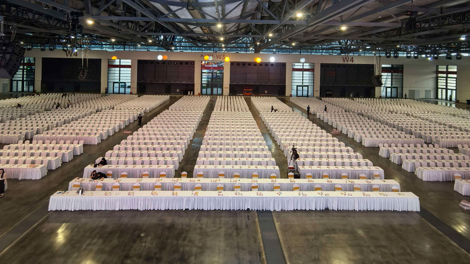 郑州桌椅租赁｜河南华熠助力比亚迪 2026 服务商年会物料保障