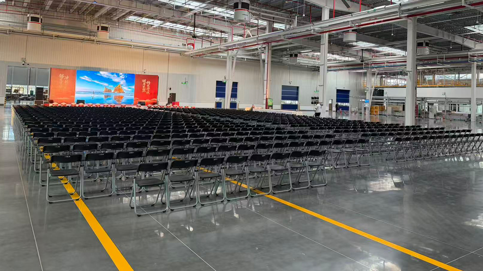 郑州会议桌椅租赁案例：河南华熠为宇通年中表彰大会提供贵宾椅折叠椅长条桌
