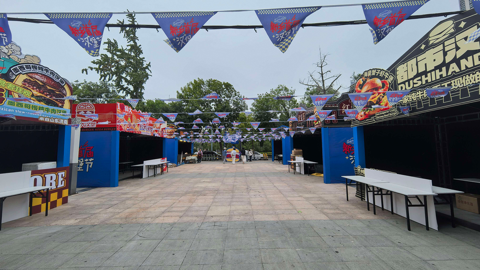 新乡宝龙汉堡节市集搭建｜河南华熠活动物料租赁 尖顶篷房桁架展位落地案例